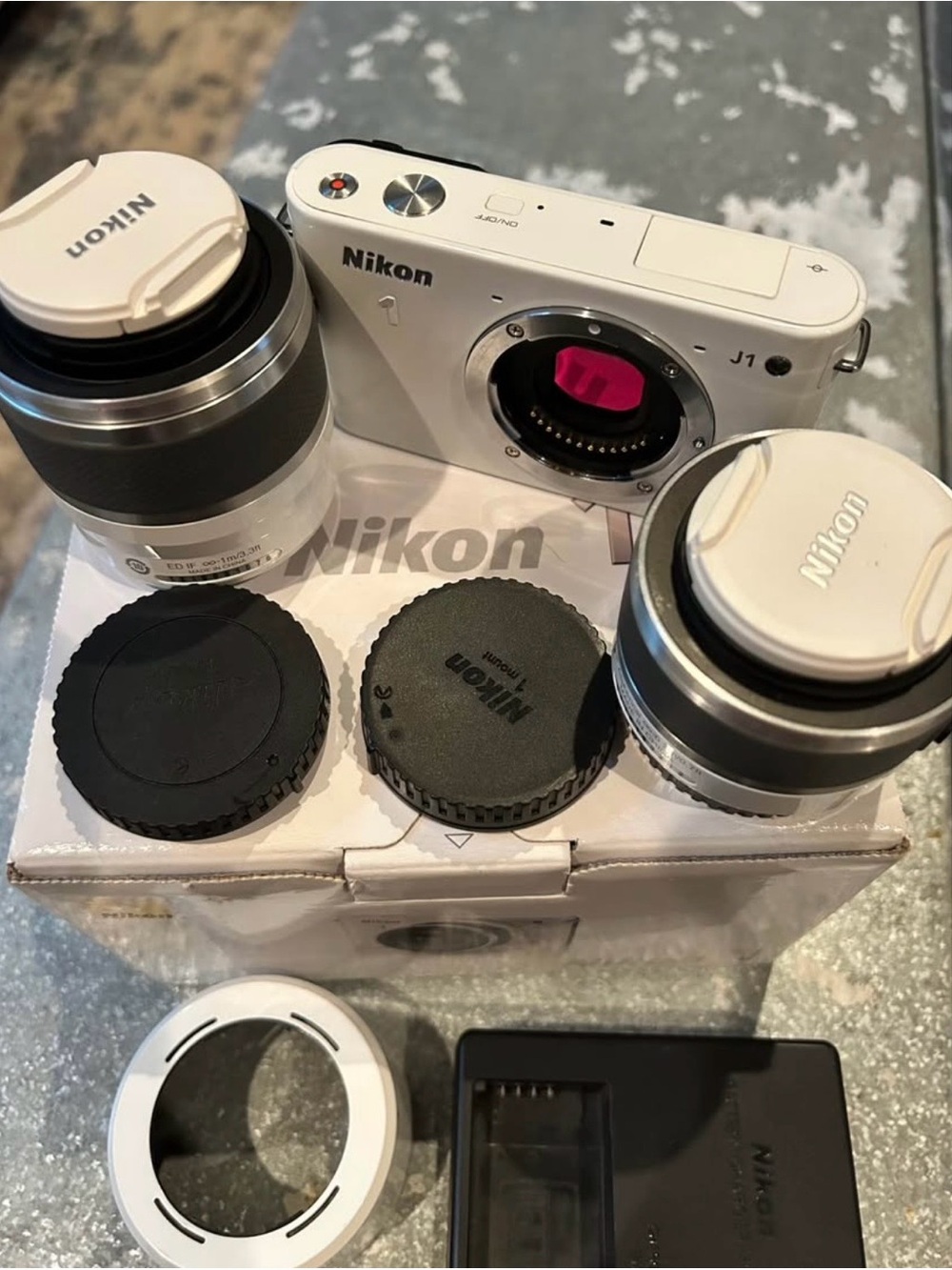 [
White Nikon 1 J1
Kit w/ 10-30mm VR Lens, Case & All Accessories